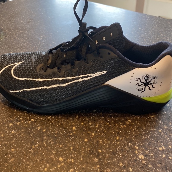 Mens Nike Tennis Shoes - Picture 2 of 5